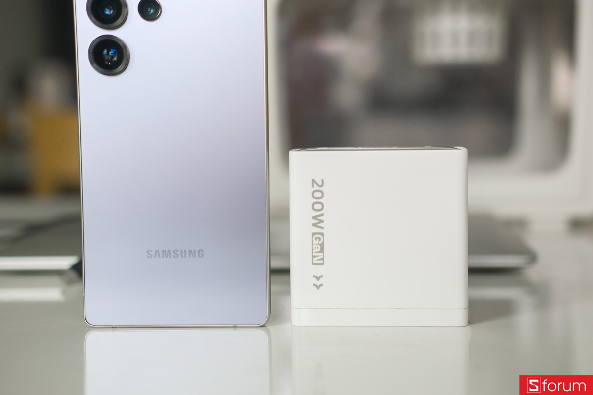 Trên tay củ sạc MoveSpeed MSA09