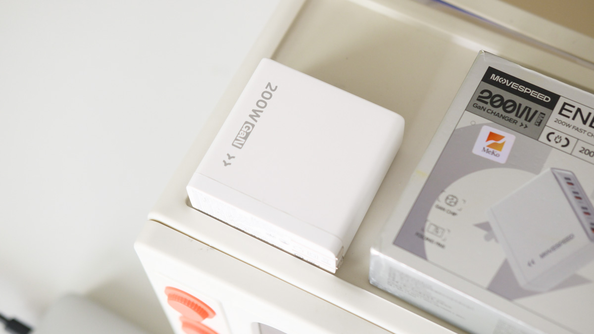 Trên tay củ sạc MoveSpeed MSA09: Công suất 200W, 4 cổng sạc, "cân" smartphone lẫn laptop!