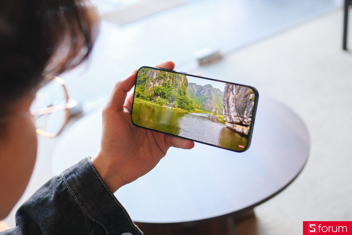 Trên tay màn hình của Xiaomi 17 Ultra