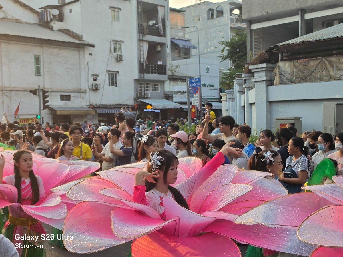 Ảnh Tết Nguyên Tiêu qua lăng kính Galaxy S26 Ultra