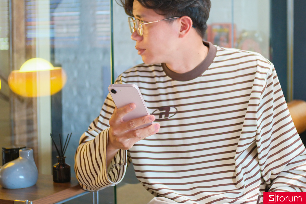 Trên tay iPhone 17e về phần thiết kế