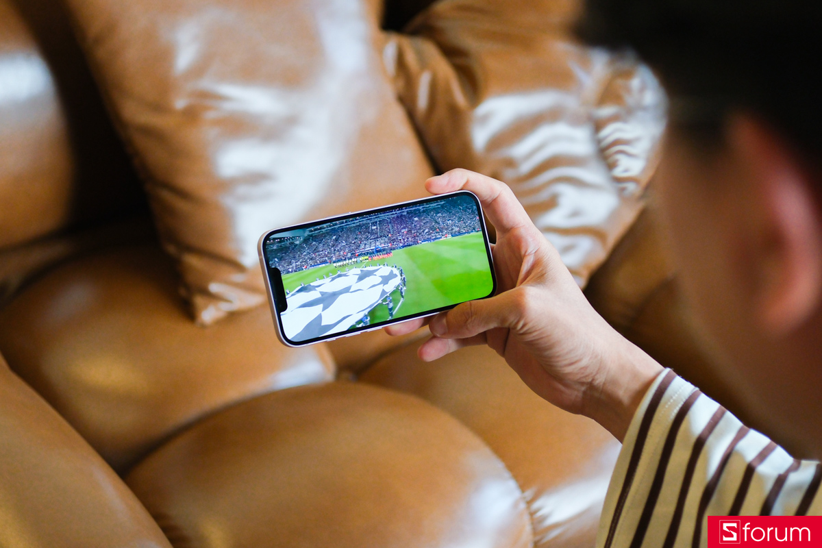 Trên tay iPhone 17e về màn hình và chất lượng hiển thị