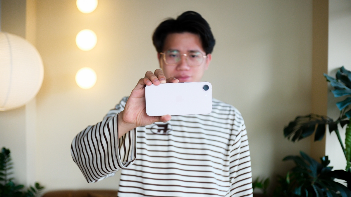 Trên tay iPhone 17e: Màu hồng mới, hiệu năng mạnh mẽ, rẻ nhất trong iPhone 17 series!