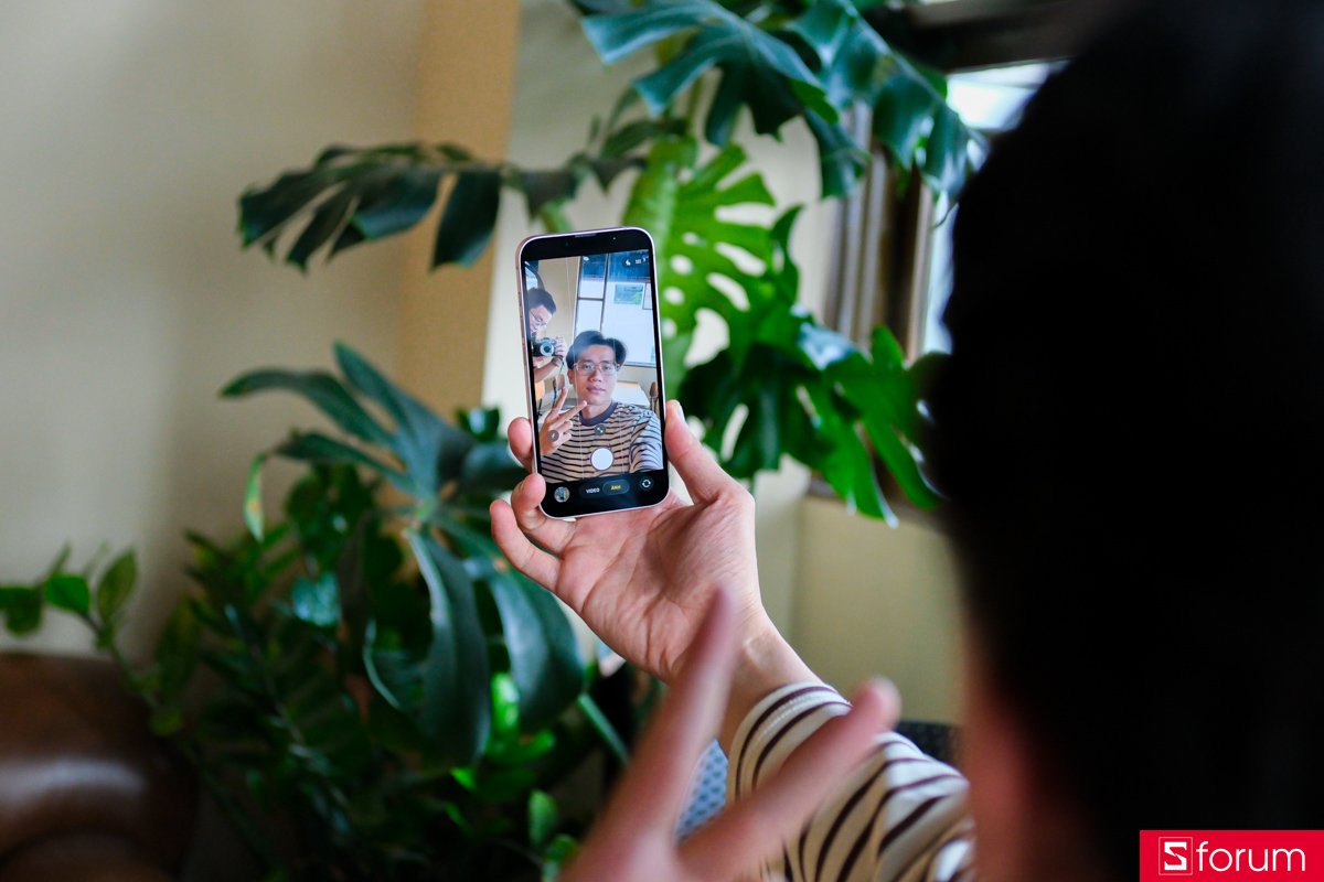 Trên tay iPhone 17e