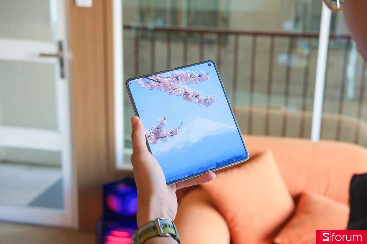 Trên tay và khám phá màn hình của OPPO Find N6