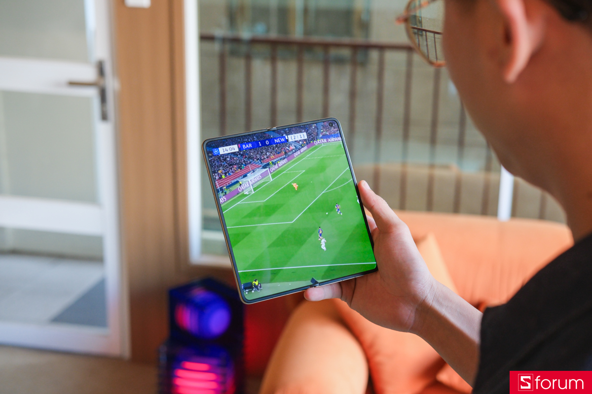 Trên tay và khám phá màn hình của OPPO Find N6