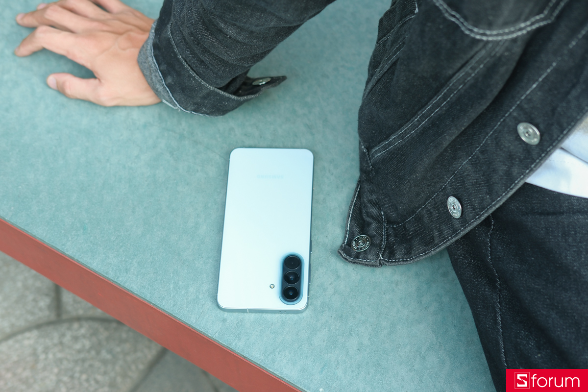 Trên tay và khám phá pin và sạc của Samsung Galaxy A57