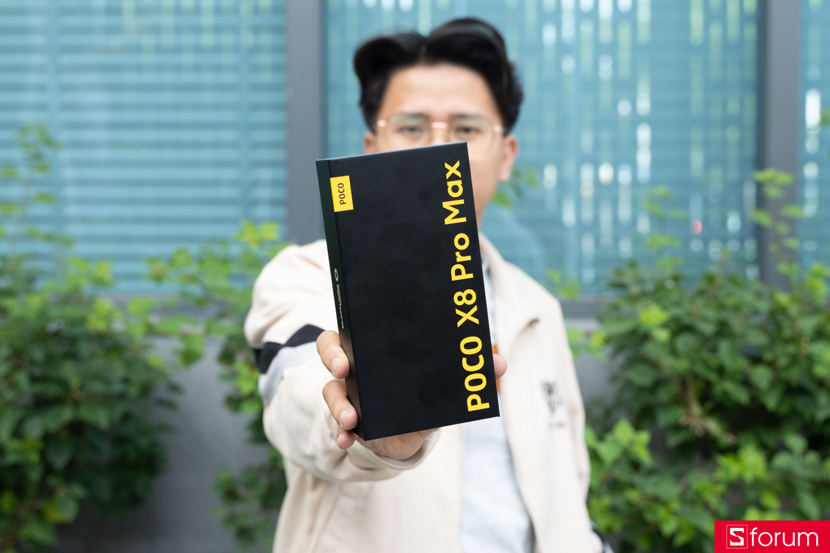 Trên tay hộp đựng của Xiaomi POCO X8 Pro Max