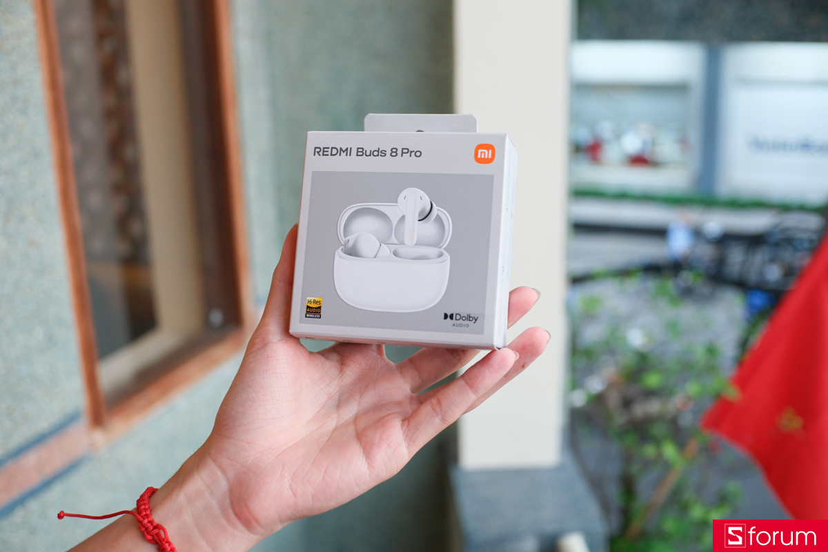 Trên tay hộp đựng Xiaomi REDMI Buds 8 Pro