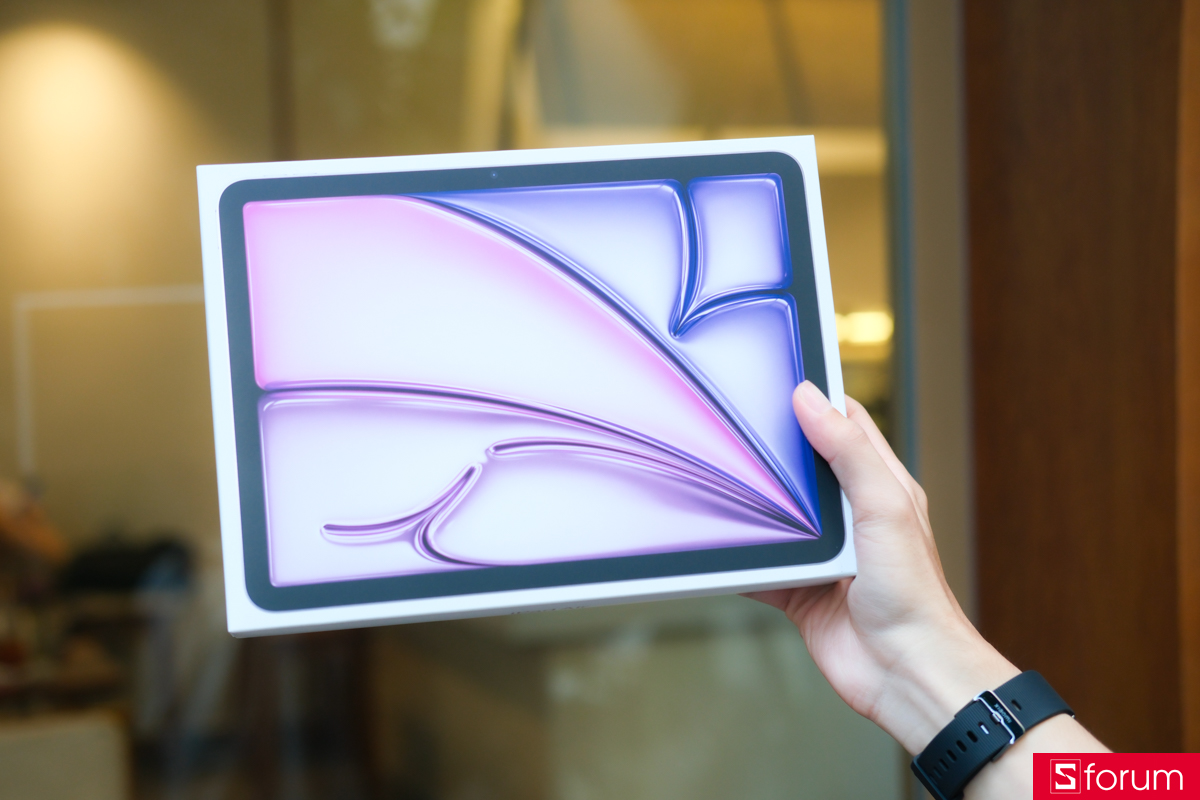 Trên tay hộp đựng của iPad Air M4