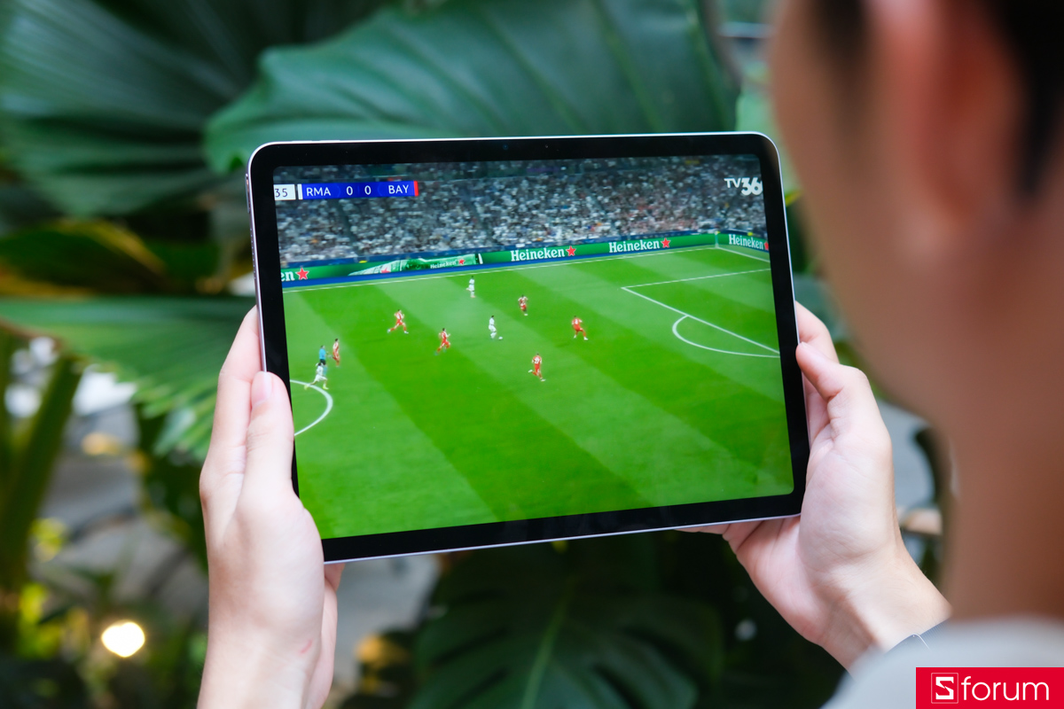 Trên tay màn hình của iPad Air M4