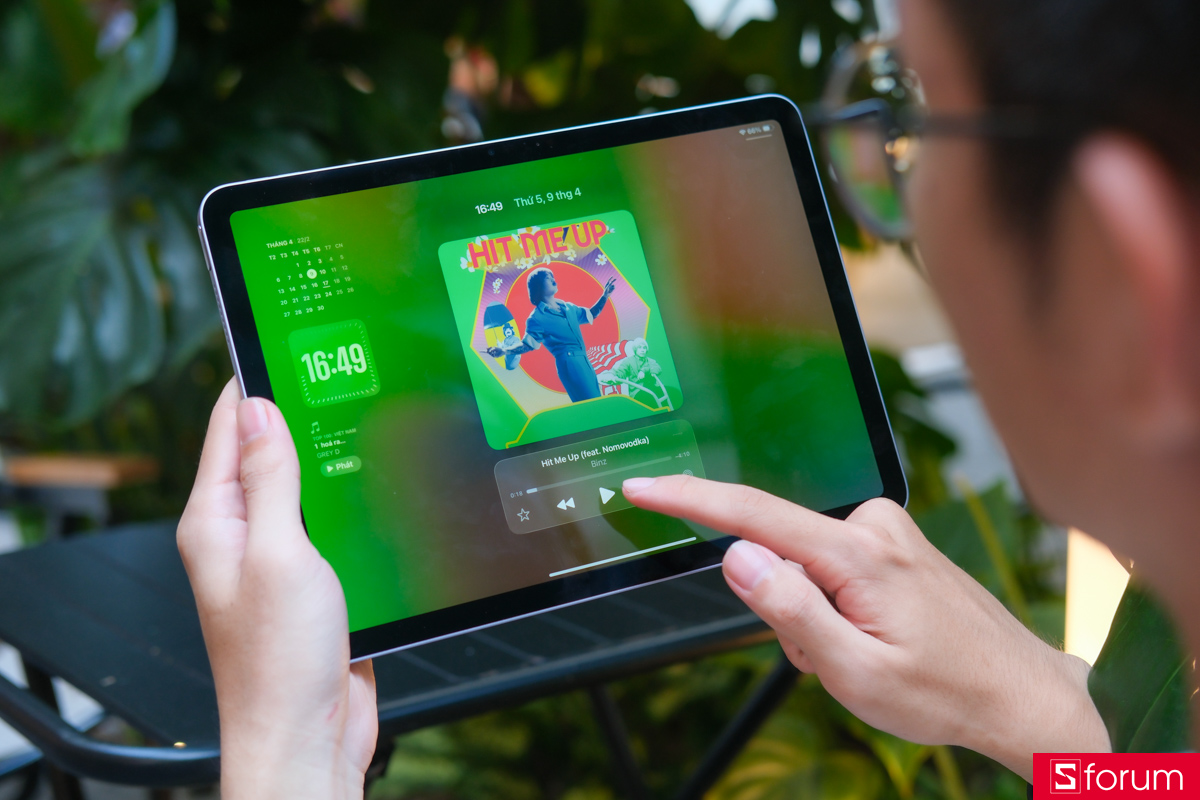 Trên tay màn hình của iPad Air M4