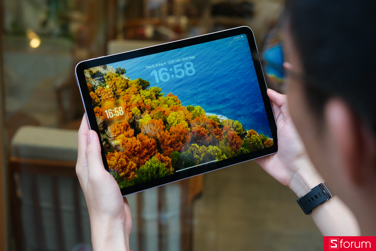 Trên tay màn hình của iPad Air M4