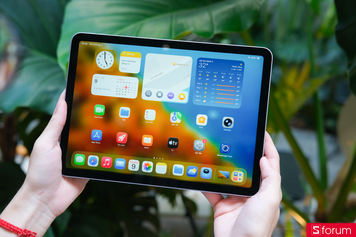 Trên tay màn hình của iPad Air M4