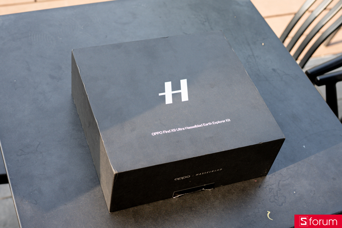 Trên tay hộp đựng của OPPO Find X9 Ultra Hasselblad Earth Explorer Kit