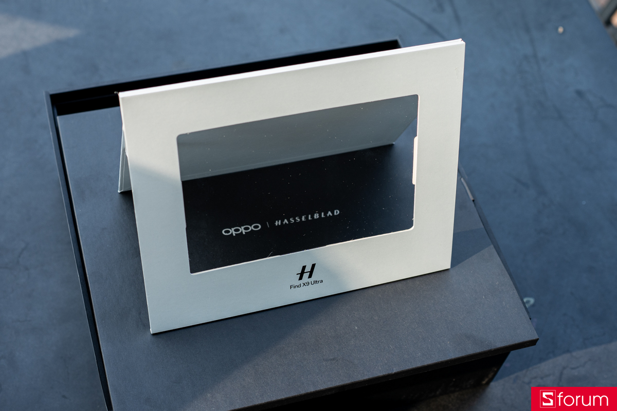 Trên tay hộp đựng của OPPO Find X9 Ultra Hasselblad Earth Explorer Kit