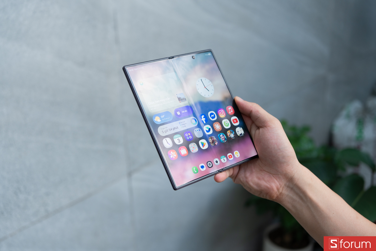 So sánh màn hình khi đặt Galaxy Z Fold8 Ultra cạnh Find N6