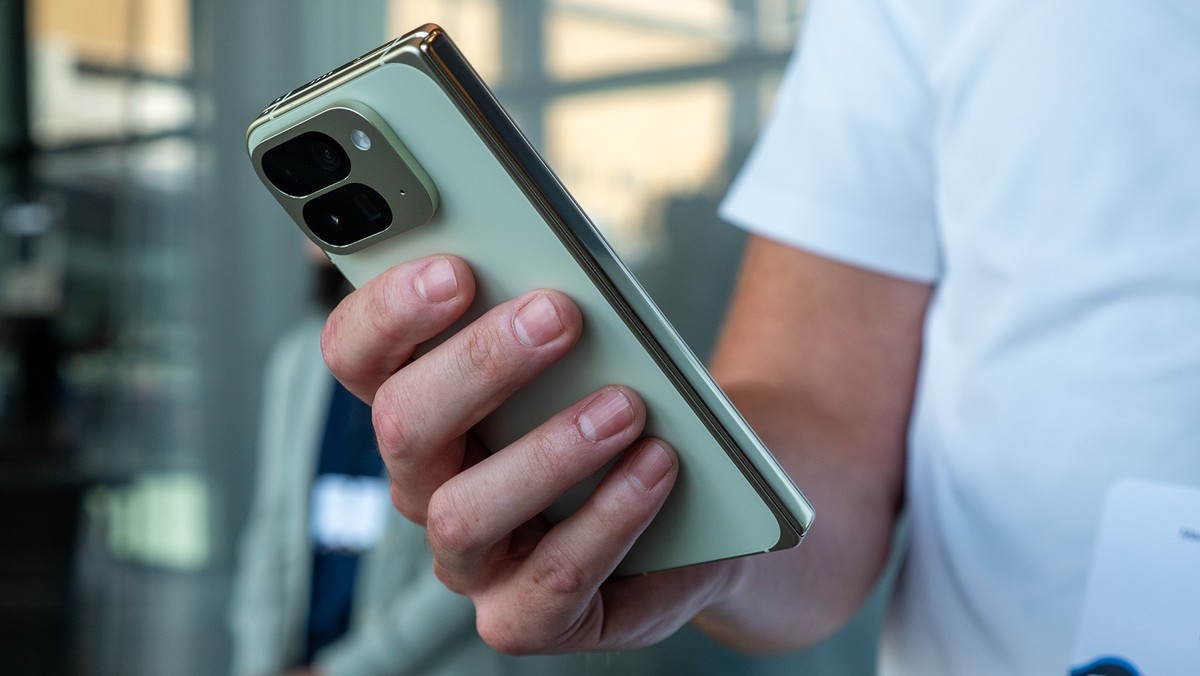 So sánh Samsung Galaxy Z Fold8 vs Google Pixel 10 Pro Fold về pin và sạc