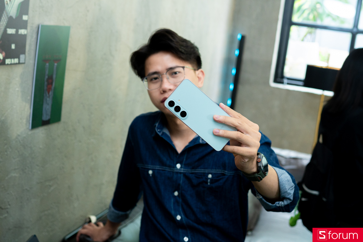 Trên tay và trải nghiệm thiết kế của Samsung Galaxy S26 FE