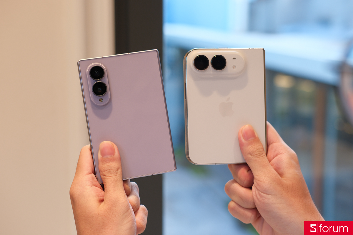 Đặt iPhone Duo cạnh Samsung Galaxy Z Fold8 và so sánh thiết kế