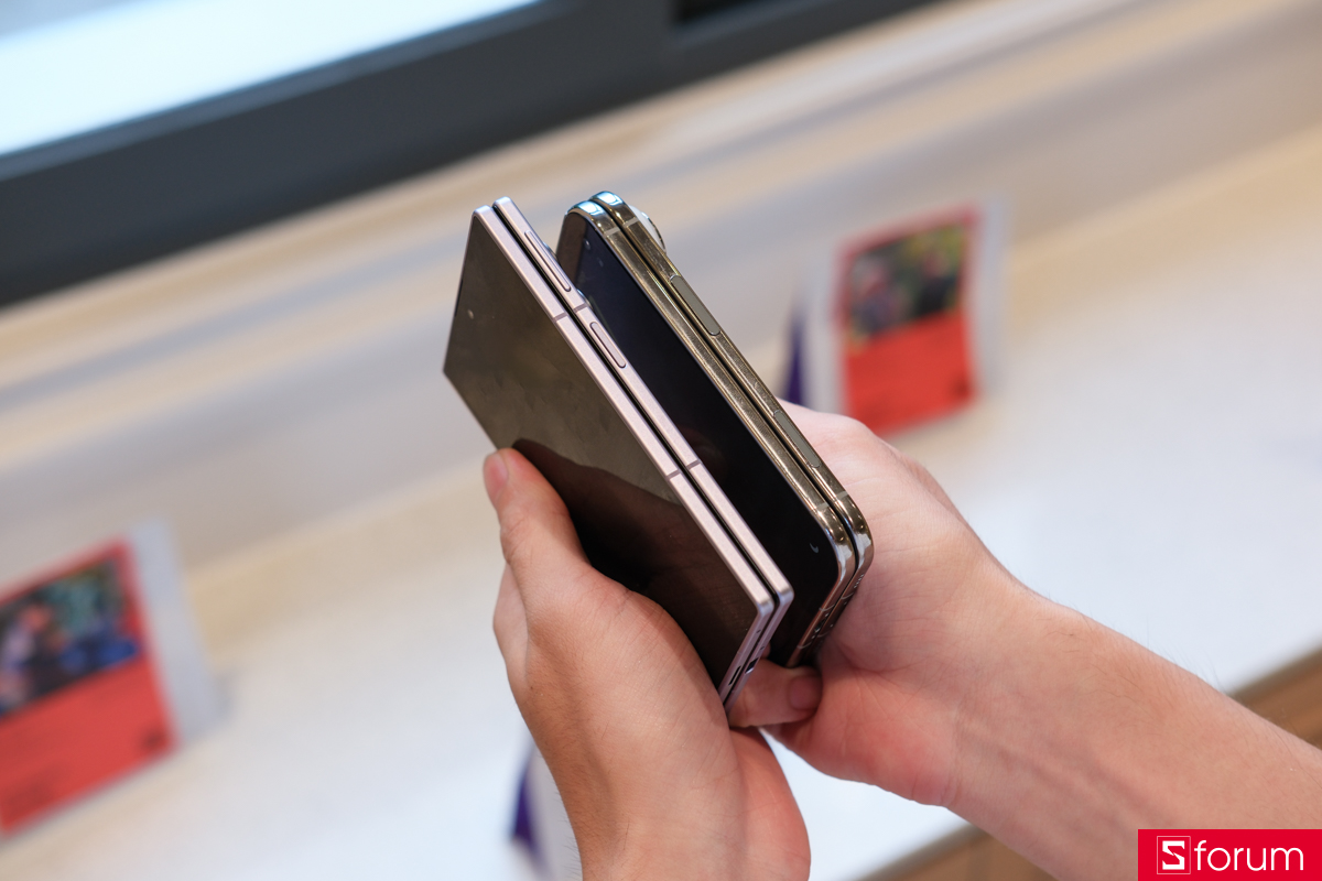 Đặt iPhone Duo cạnh Samsung Galaxy Z Fold8 và so sánh thiết kế