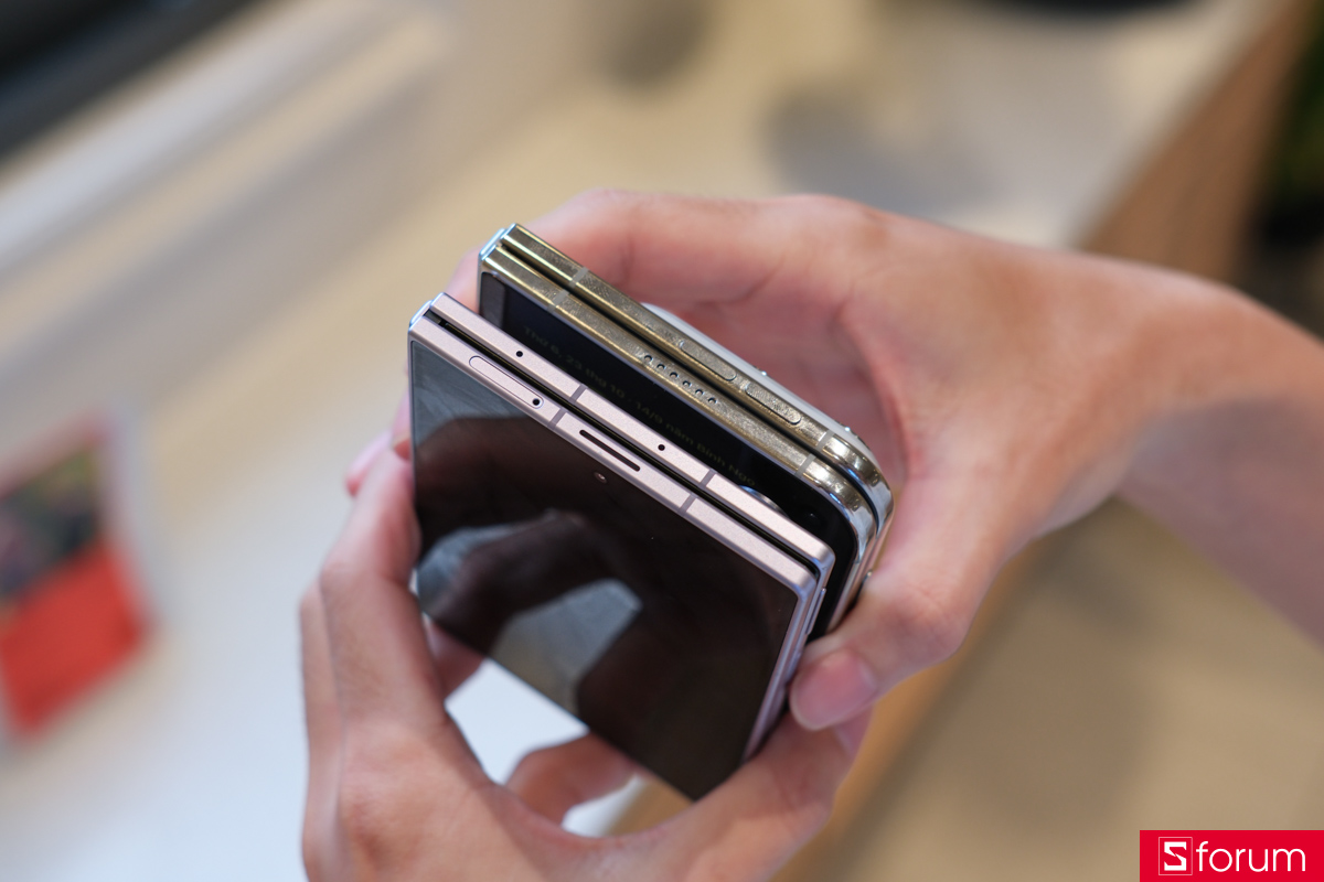 Đặt iPhone Duo cạnh Samsung Galaxy Z Fold8 và so sánh thiết kế