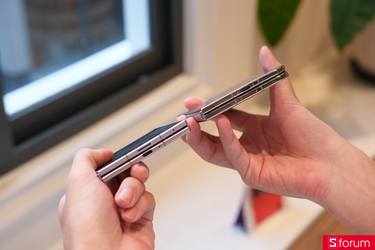 Đặt iPhone Duo cạnh Samsung Galaxy Z Fold8 và so sánh thiết kế