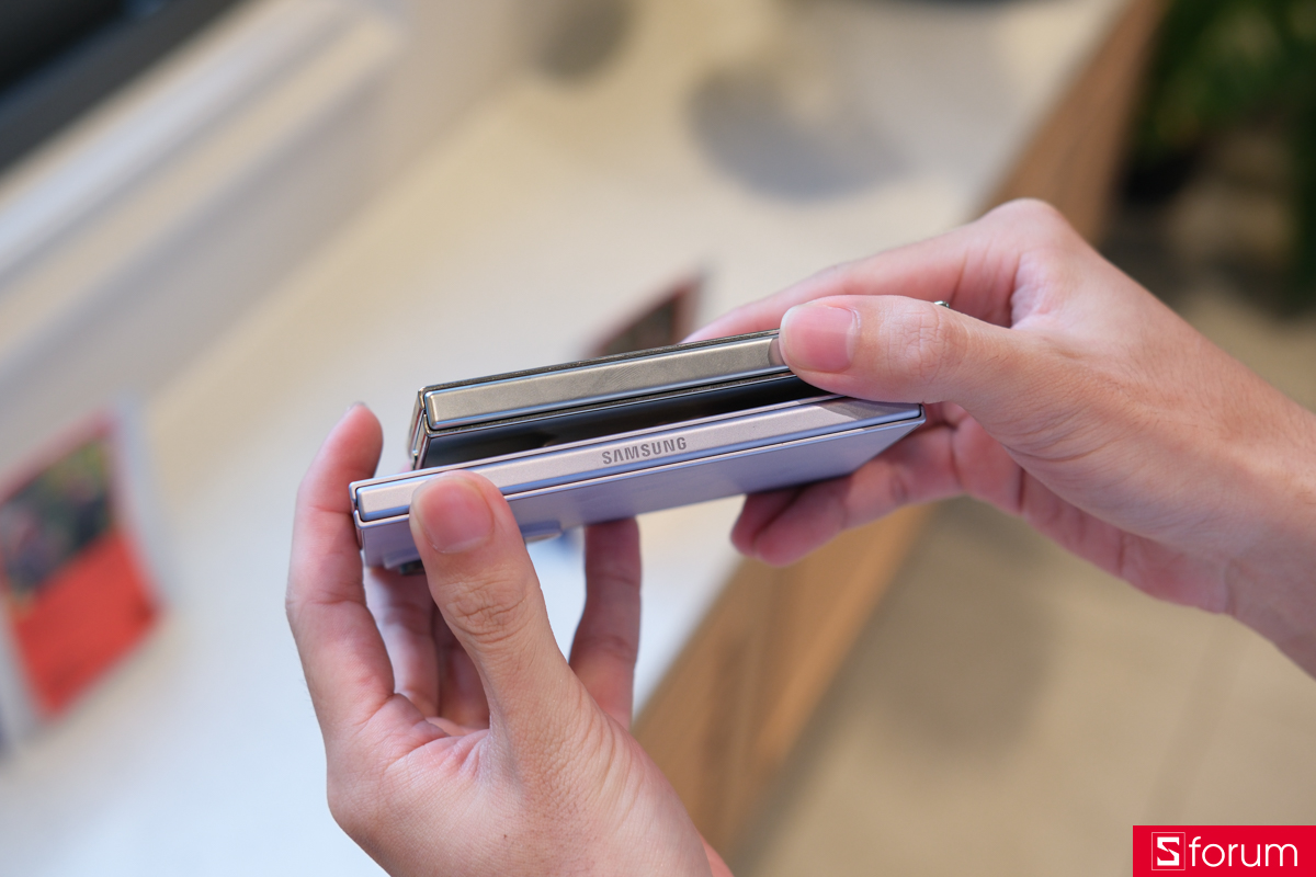 Đặt iPhone Duo cạnh Samsung Galaxy Z Fold8 và so sánh thiết kế