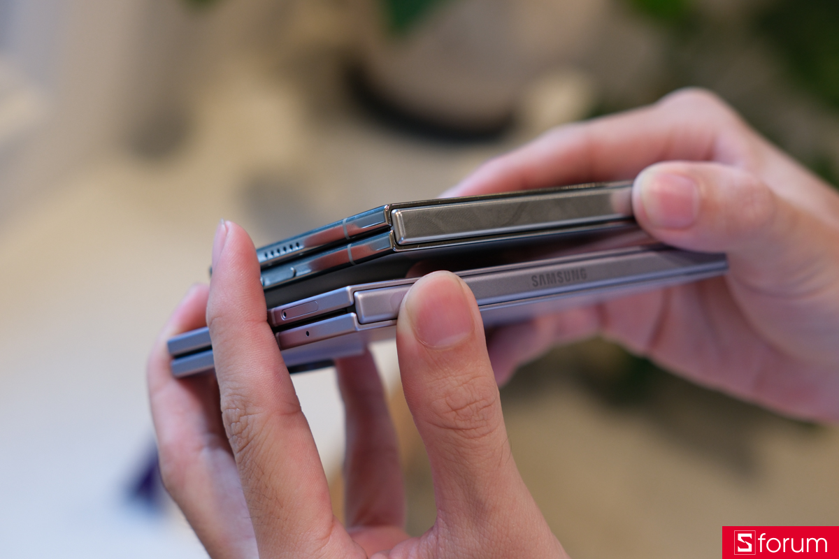 Đặt iPhone Duo cạnh Samsung Galaxy Z Fold8 và so sánh thiết kế