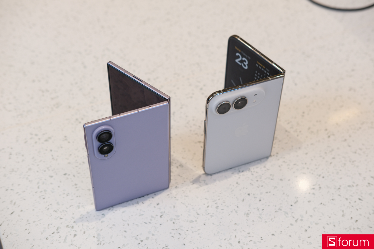 Đặt iPhone Duo cạnh Samsung Galaxy Z Fold8 và so sánh thiết kế