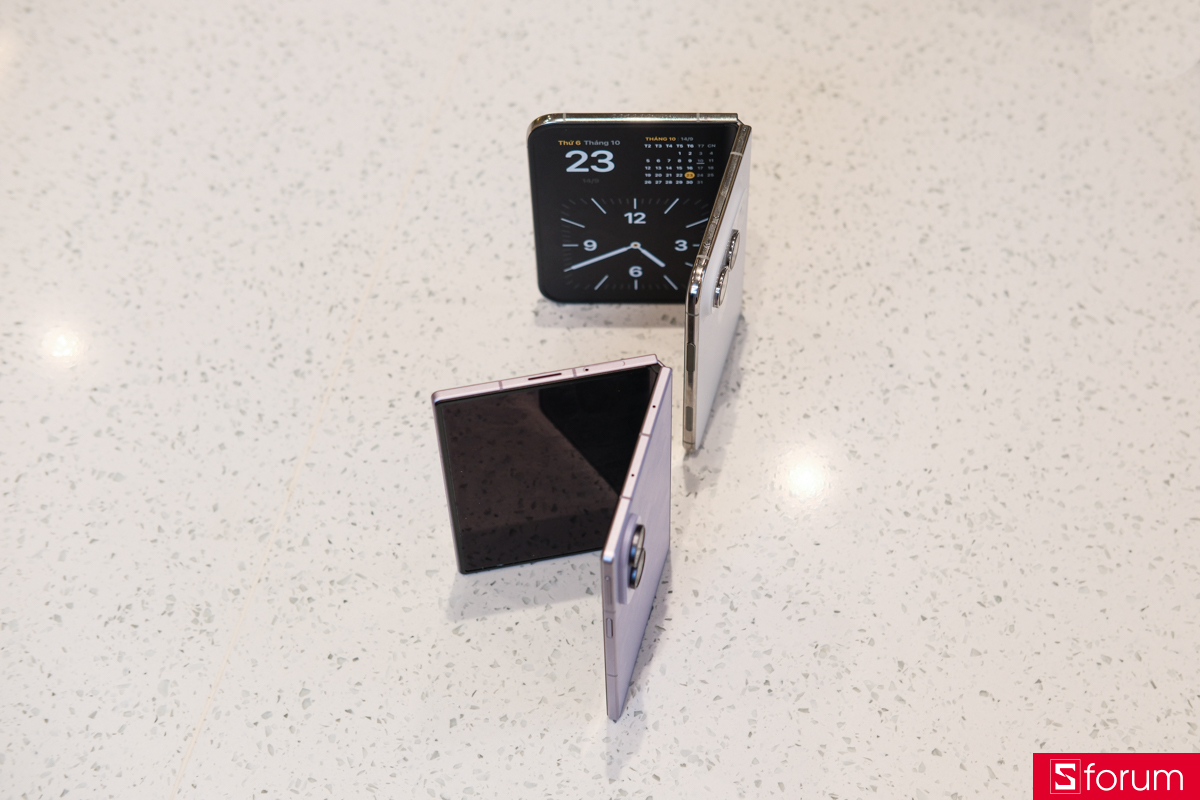 Đặt iPhone Duo cạnh Samsung Galaxy Z Fold8 và so sánh màn hình