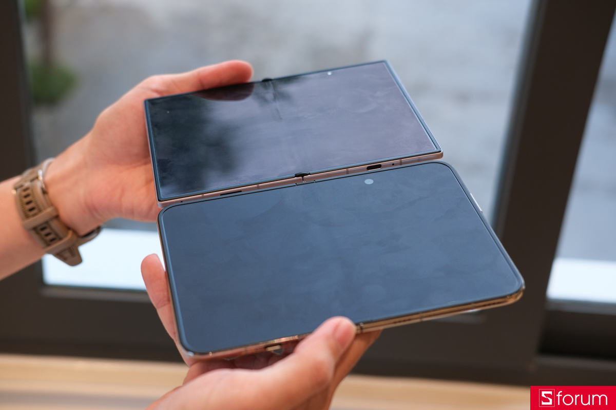 Đặt iPhone Duo cạnh Samsung Galaxy Z Fold8 và so sánh màn hình
