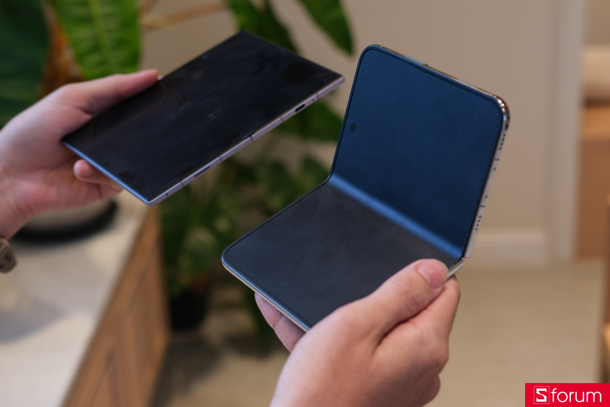 Đặt iPhone Duo cạnh Samsung Galaxy Z Fold8 và so sánh màn hình