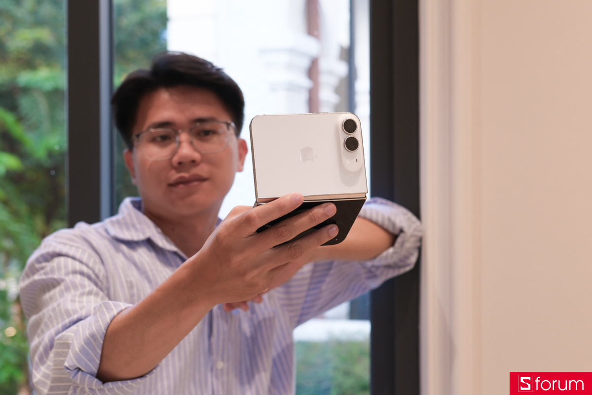 Đặt iPhone Duo cạnh Samsung Galaxy Z Fold8 và so sánh camera