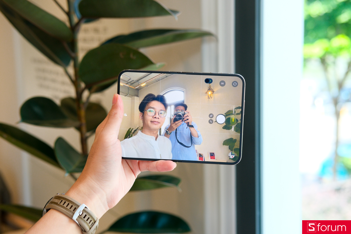 So sánh iPhone Duo vs Galaxy Z Fold8 về camera
