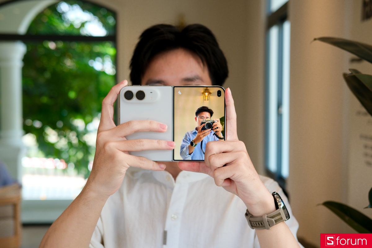 Trên tay iPhone Duo