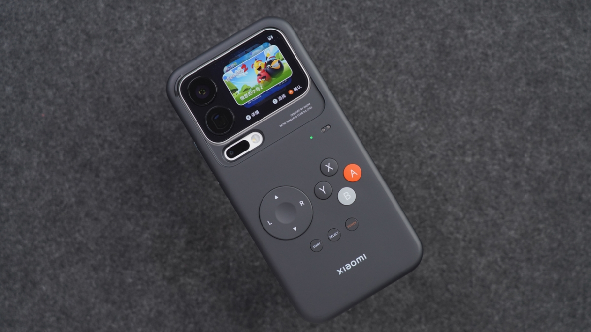 Thậm chí, người dùng còn có thể chơi game trực tiếp trên màn hình phụ