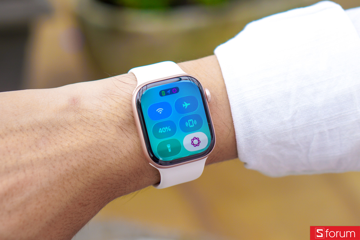 Control center Liquid Glass trên Apple Watch Series 11