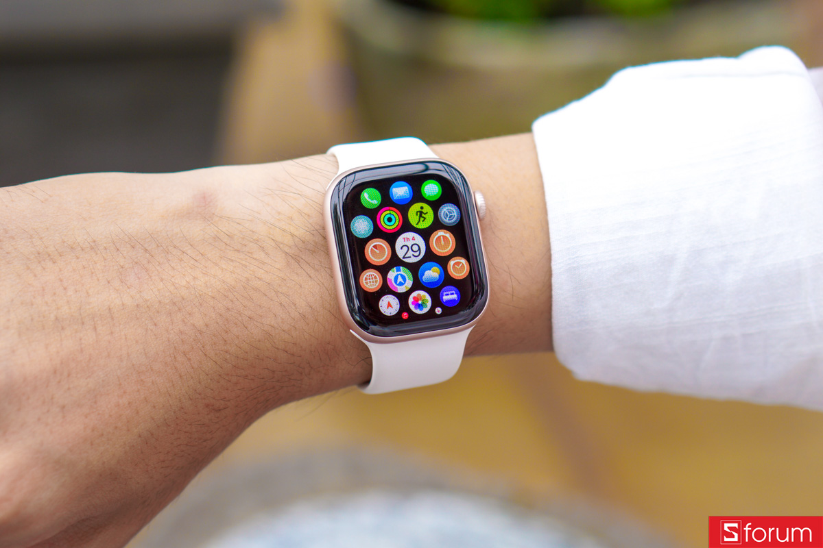 đánh giá Apple Watch Series 11 về khả năng hiển thị