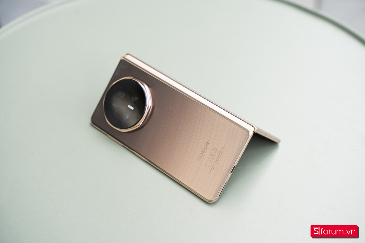 Honor Magic V5 sở hữu mặt lưng được làm từ chất liệu đặc biệt