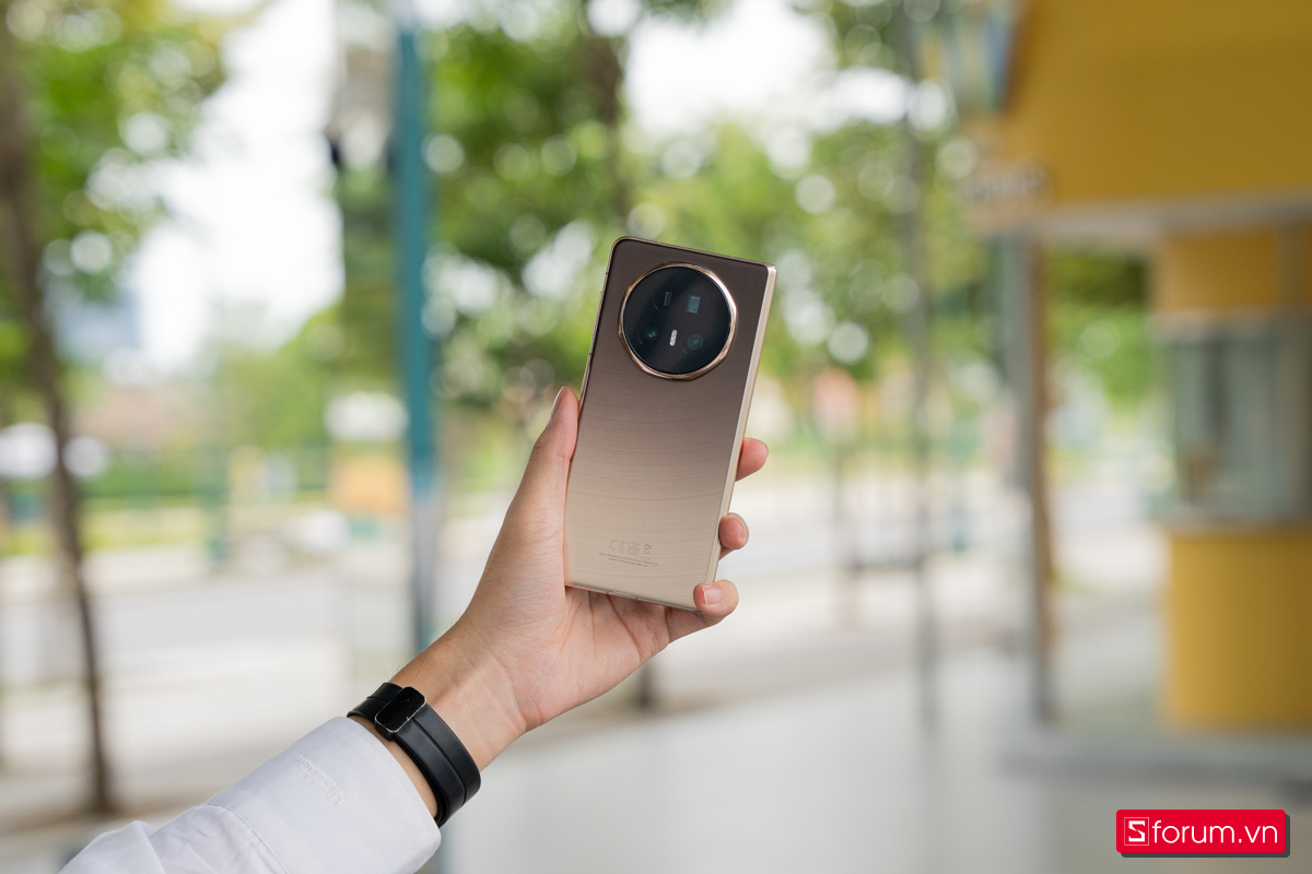 Honor Magic V5 cho khả năng cầm nắm rất tốt