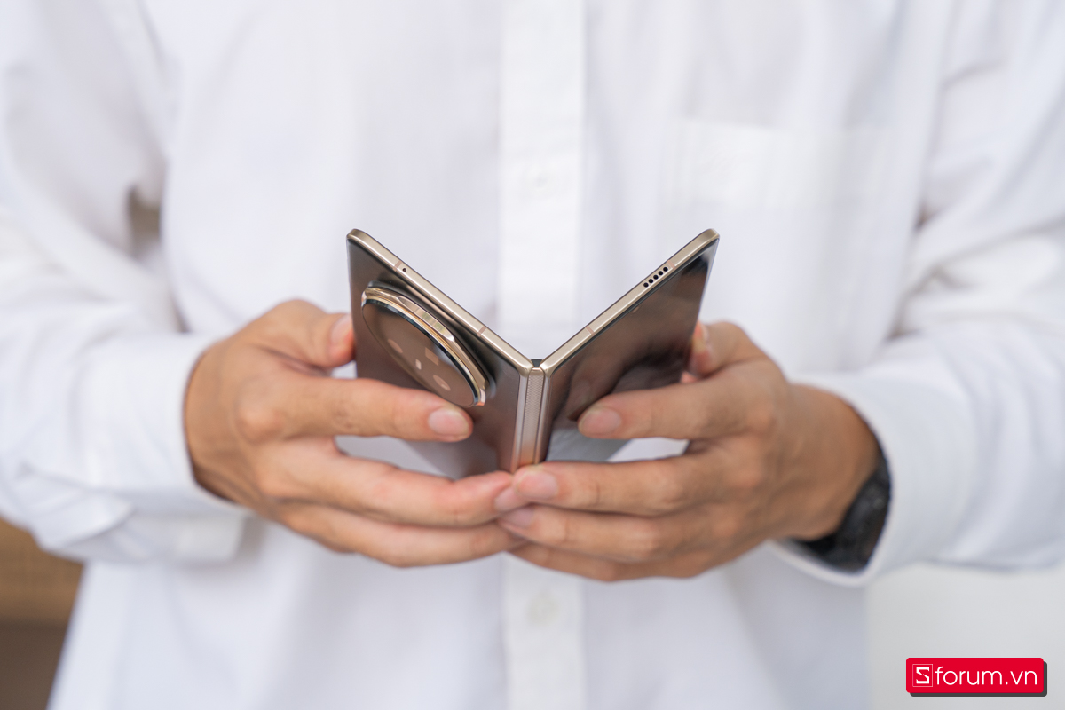 Camera của Honor Magic V5 lồi lên tương đối nhiều