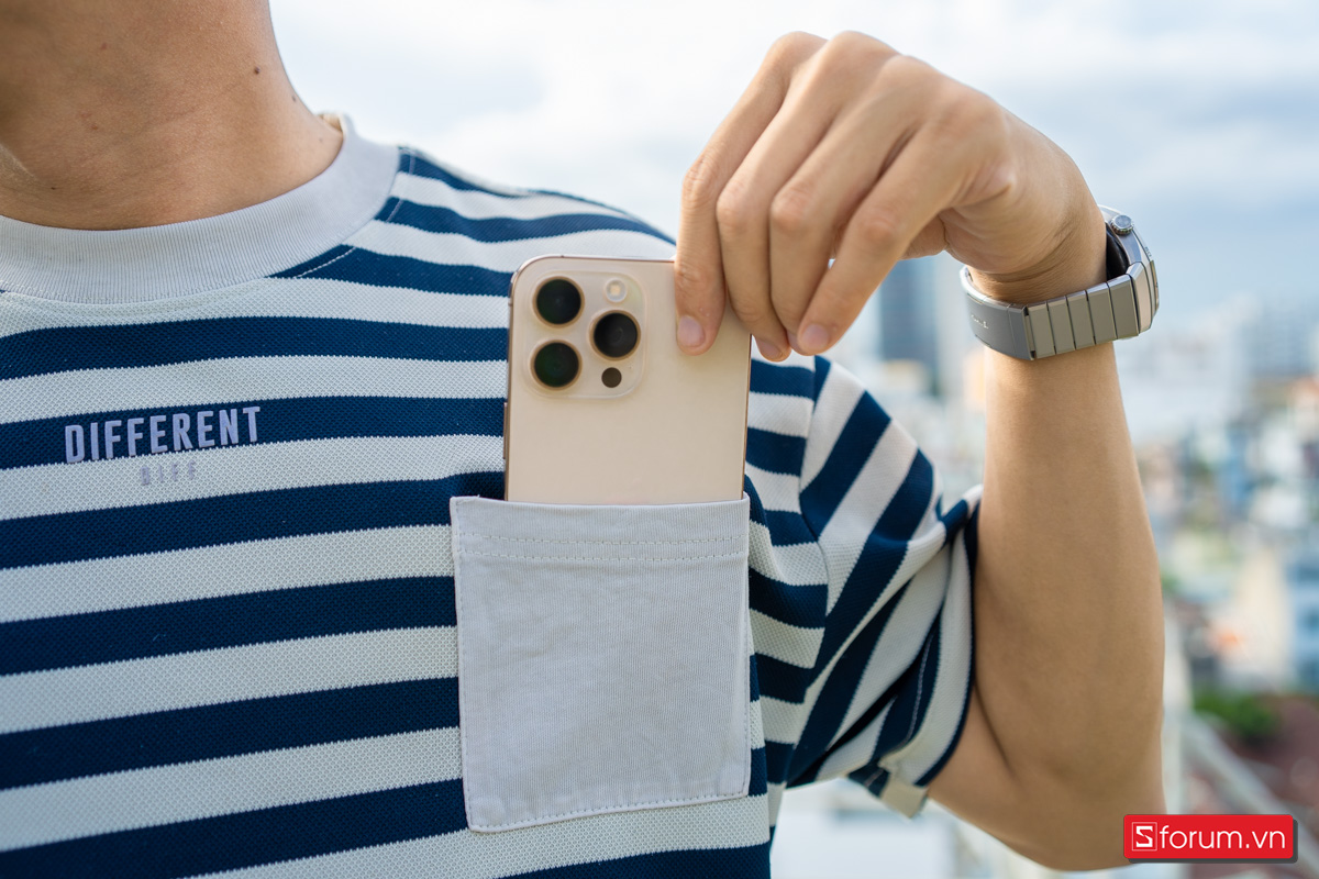 iPhone 16 Pro Max với thiết kế truyền thống