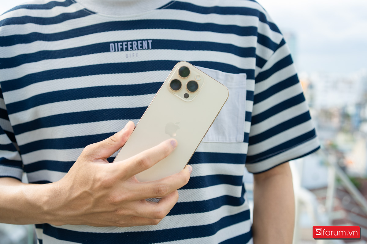 iPhone 16 Pro Max với logo Apple đặt đối xứng