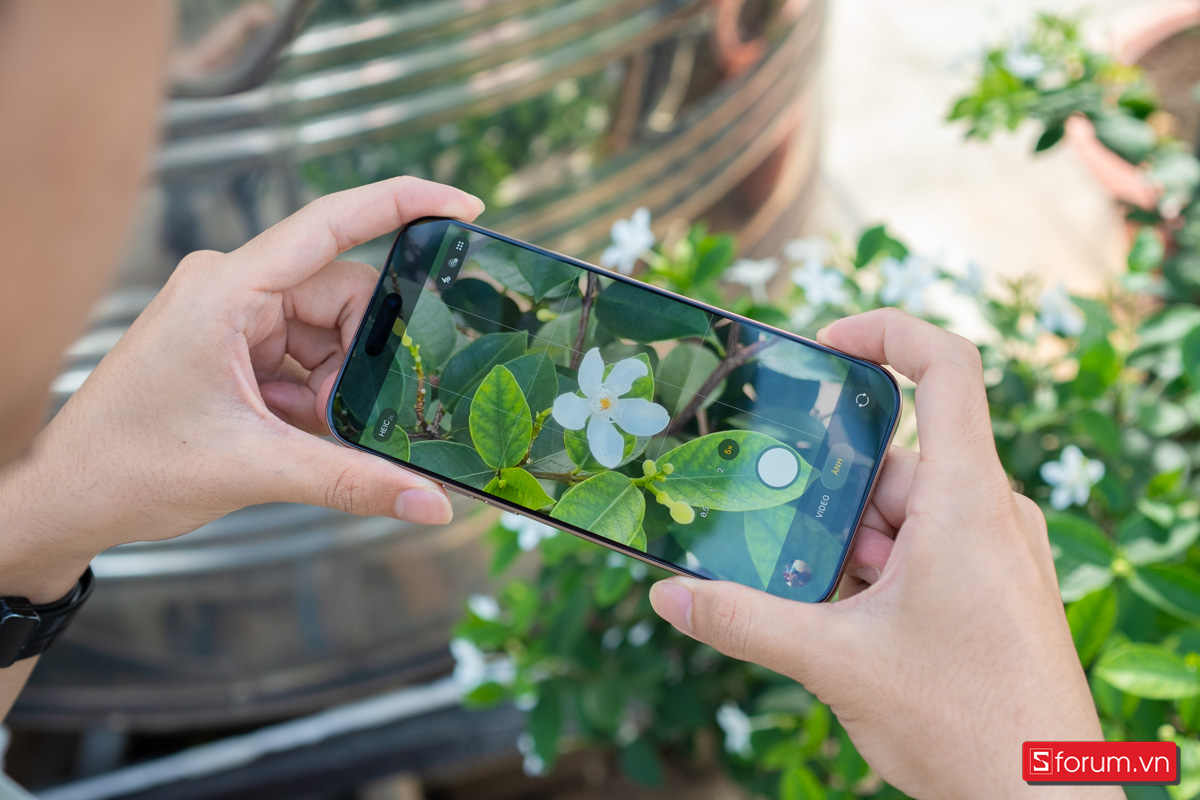 iPhone 16 Pro Max với ống kính telephoto 5x