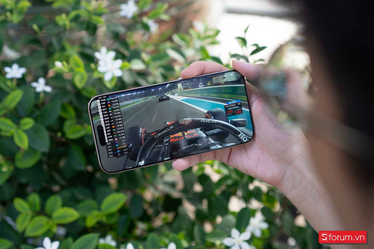 Nghe nhạc hay xem thể thao đều rất đã với iPhone 16 Pro Max