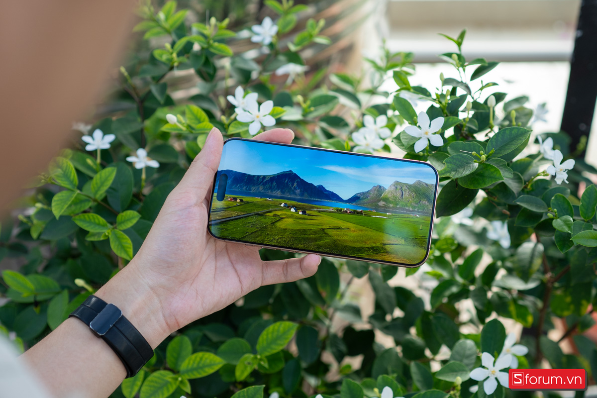 Mình có thể dùng iPhone 16 Pro Max ở ngoài trời mà không gặp nhiều vấn đề