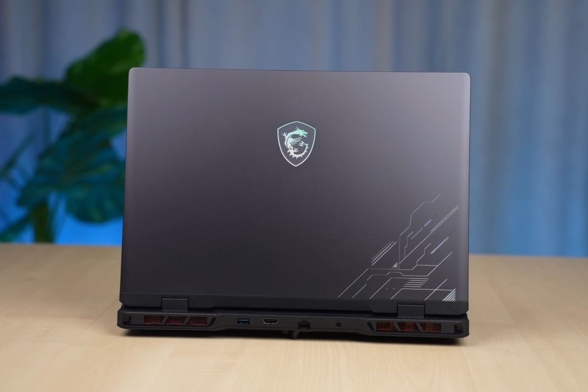 MSI Crosshair 16 sở hữu thiết kế vừa phải, không quá hầm hố như dòng ROG Strix đến từ ASUS