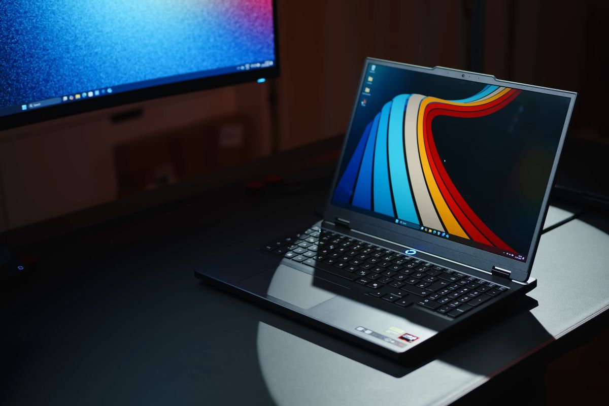 Đây là mẫu laptop hiếm hoi trong phân khúc được trang bị tấm nền OLED, mang đến chất lượng hiển thị vượt trội