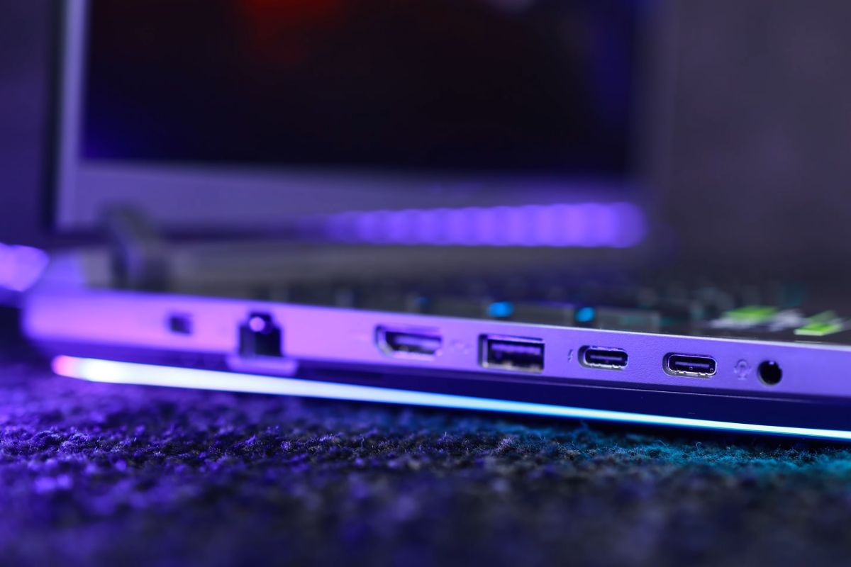 ROG Strix 16 cung cấp khả năng sạc nhanh lên đến 140W thông qua cổng Type-C với giao thức Thunderbolt 4